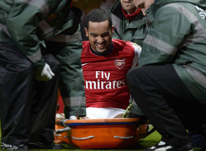 Il 4 gennaio Theo Walcott (Inghilterra) si rompe il legamento crociato anteriore del ginocchio sinistro durante Arsenal-Tottenham:  stato tra i primi a dover dire addio al Mondiale. Action Images